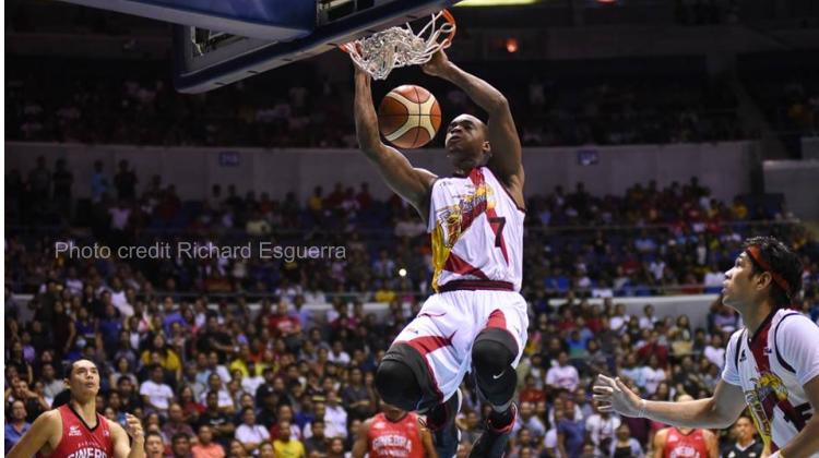 San Miguel tied the series (1-1) after a big Slam Dunk of Millsap, San Miguel bounced back in game 2 to tie the series (1-1)