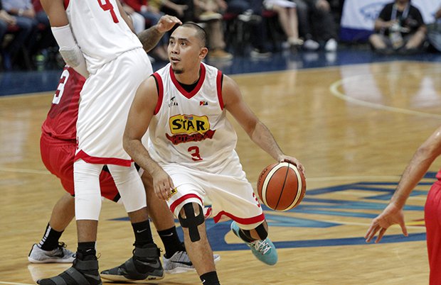 Star Hotshots continues to shine as they take a 2 - 0 advantage against Barangay,Paul Lee going for a basket game 2 of-the-semis pba images