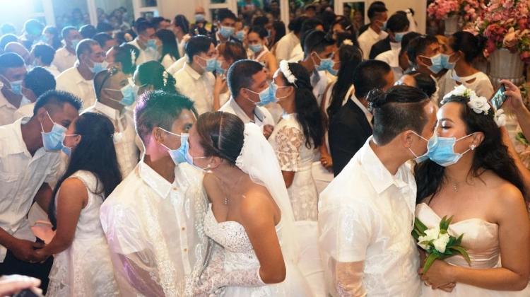 More than 200 Couples in a Masks Mass Wedding in Philippines